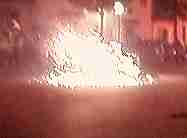 El foc es barallava amb ses espurnes