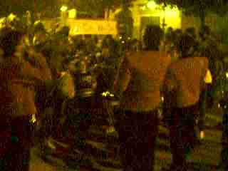 L'orquestra davantera animava i consolava els infants